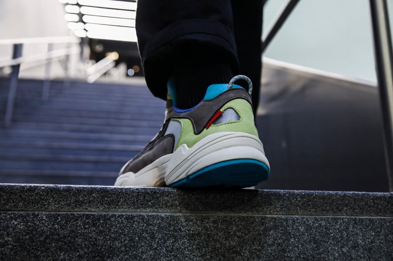 HYPEBEAST 獨家近赏 INVINCIBLE x adidas Originals 全新联名 YUNG-STUD