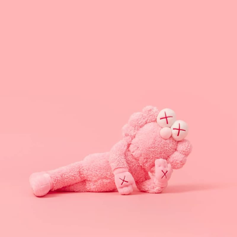 KAWS 宣佈推出 BFF 粉紅色版本毛絨公仔