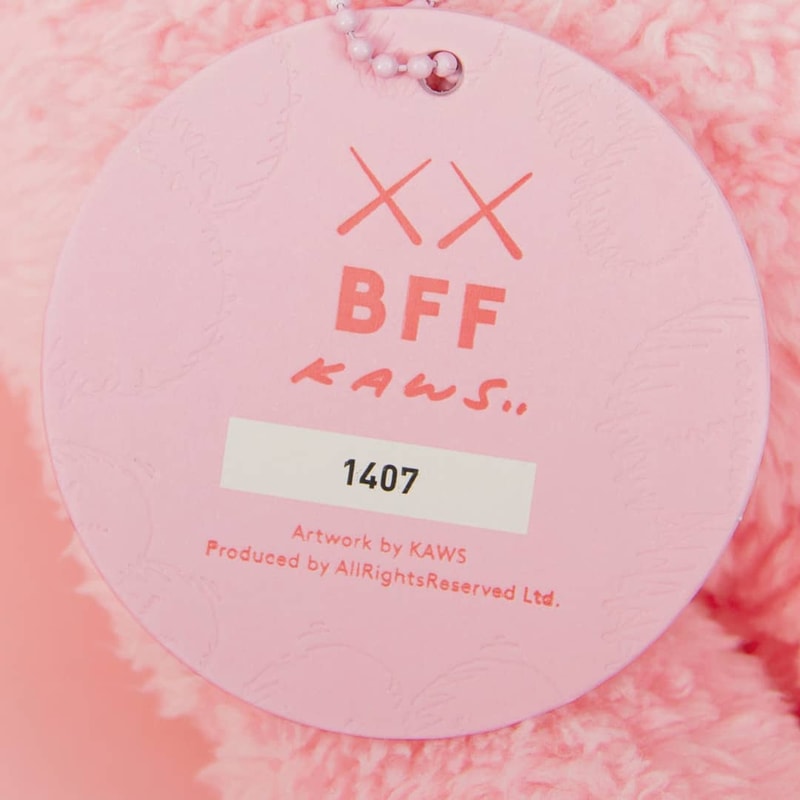 KAWS 宣佈推出 BFF 粉紅色版本毛絨公仔
