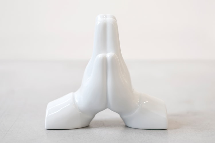 Matthew Lapenta 與 K.Olin tribu 聯手推出 Pray Hands 瓷器