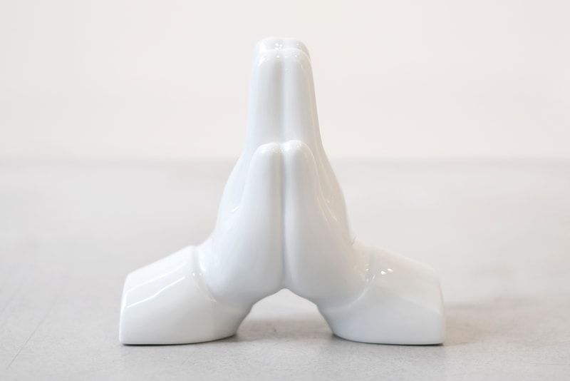 合十禱告－Matthew Lapenta 與 K.Olin tribu 聯手推出 Pray Hands 瓷器