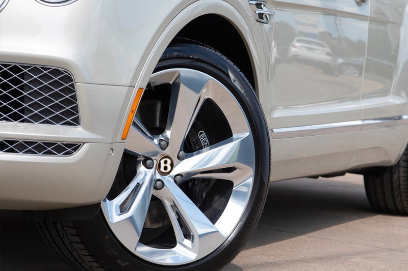 Bentley 攜手百年傳統製帽品牌 Stetson 打造別注 Bentayga 車款
