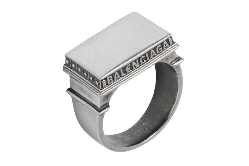 Balenciaga 推出致敬「巴黎凱旋門」別注戒指