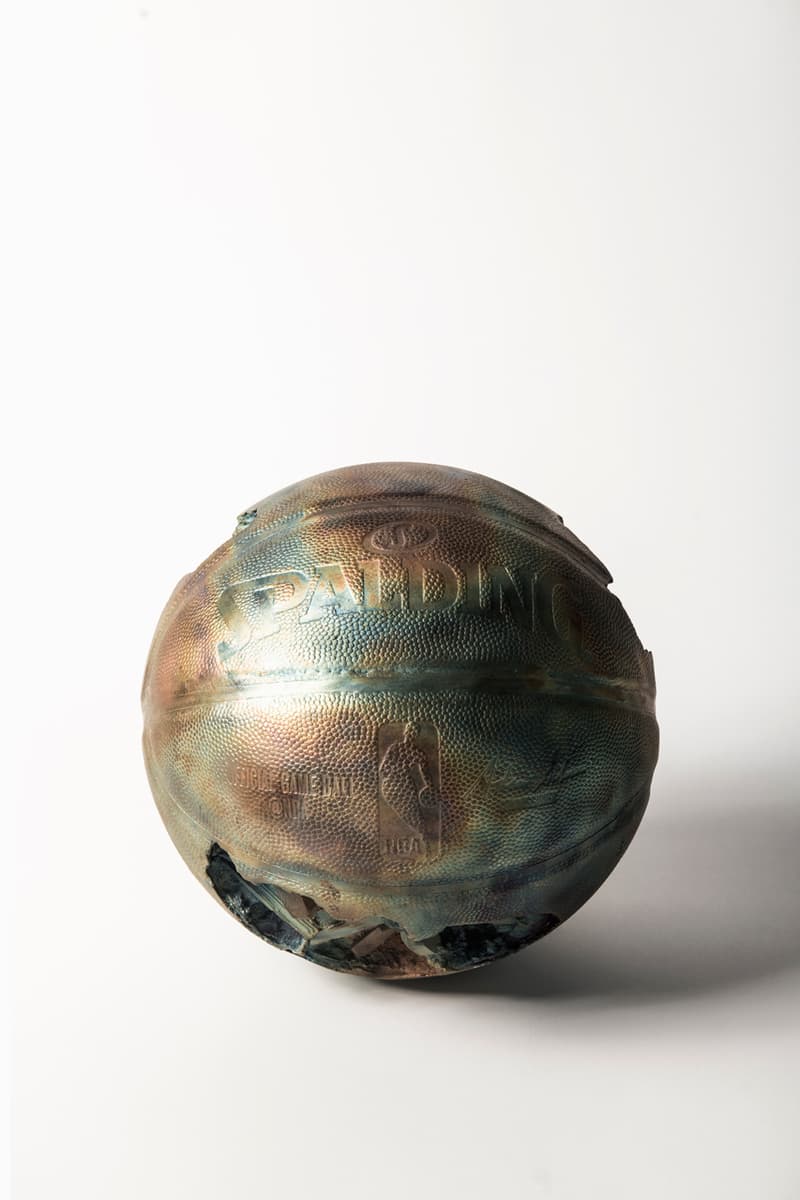 Daniel Arsham 推出別注「青銅製籃球」系列雕塑