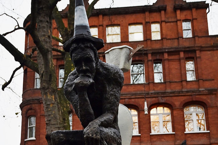 被「借走」12 年 - Banksy《The Drinker》於 Sotheby’s 展開競拍