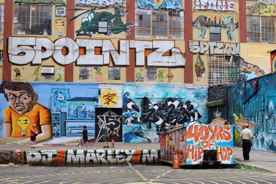 街头艺术博物馆如何成为连接公众与街头文化之间的桥梁？