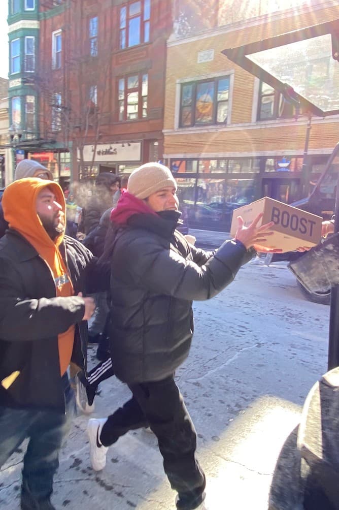 Kanye West 於芝加哥免費送出 YEEZY QNTM 全新鞋款