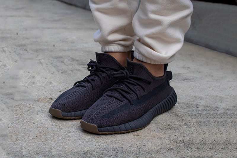 近賞 YEEZY BOOST 350 V2 最新配色「Cinder」實著圖輯