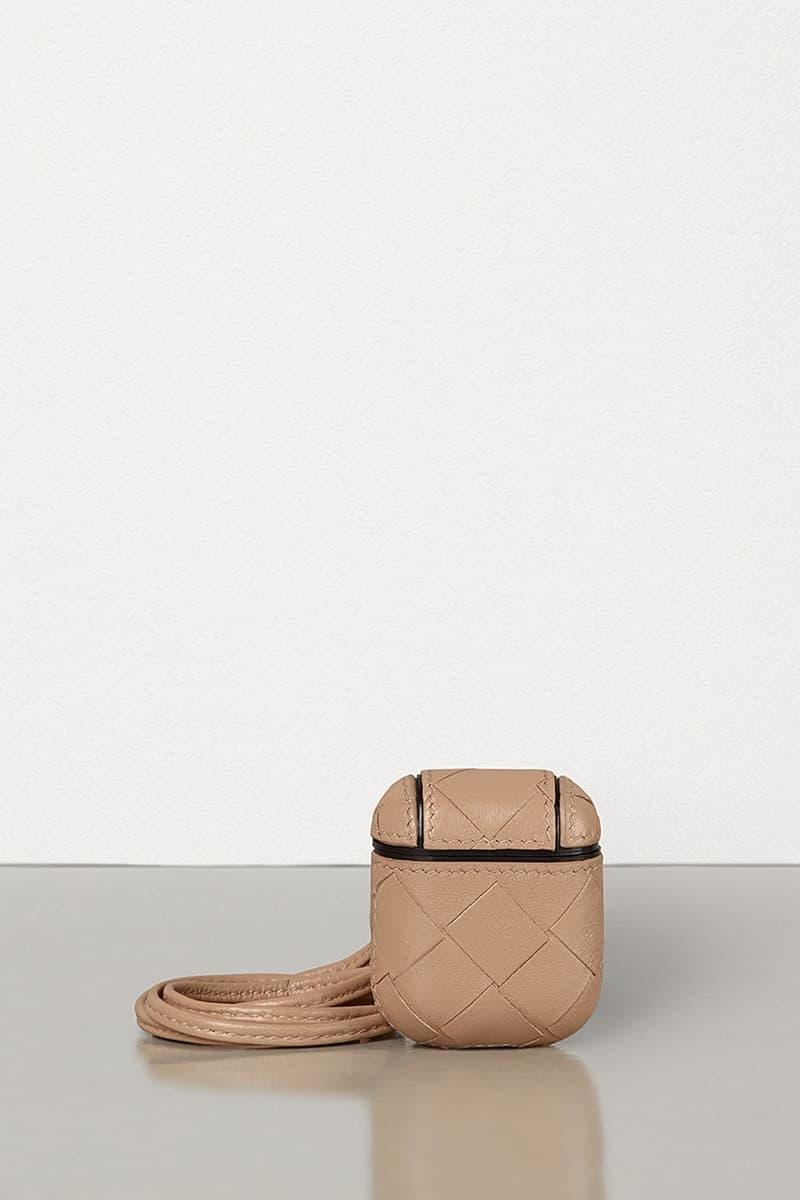Bottega Veneta 推出全新配色經典編織皮革 AirPods 保護套