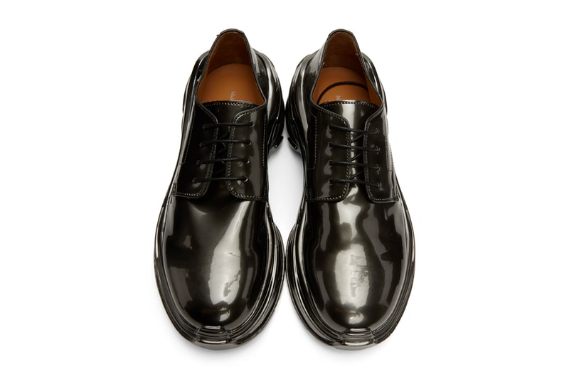 Maison Margiela 推出全新 Cross Derby Glossy Gunmetal 別注鞋款