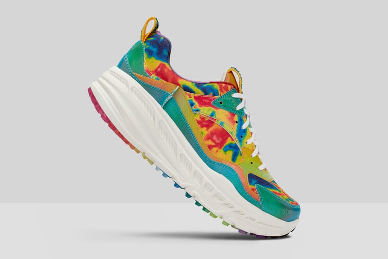 UGG 为「世界地球日」打造 CA805 x 热感运动鞋