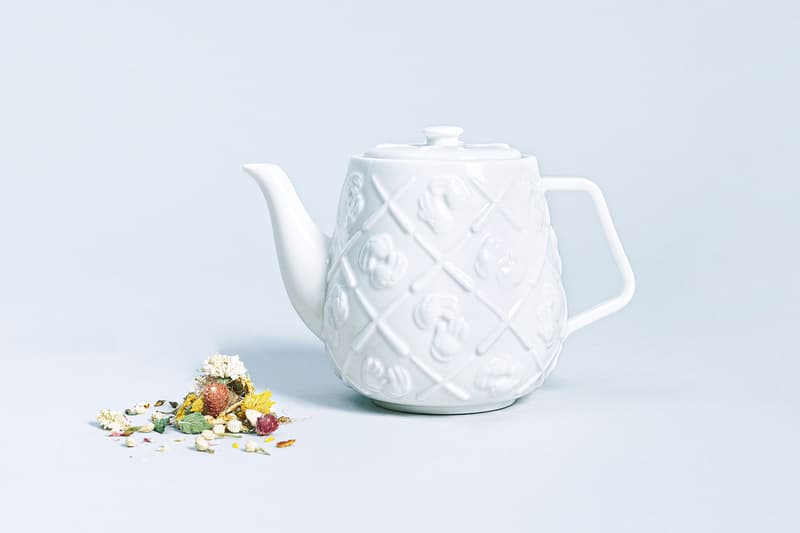 AllRightsReserverd 再度攜手友好 KAWS 推出全新 "XX" 陶瓷茶壺