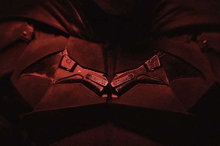 定调「黑暗」的 Batman 电影新作可能参考了哪几部经典漫画作品？