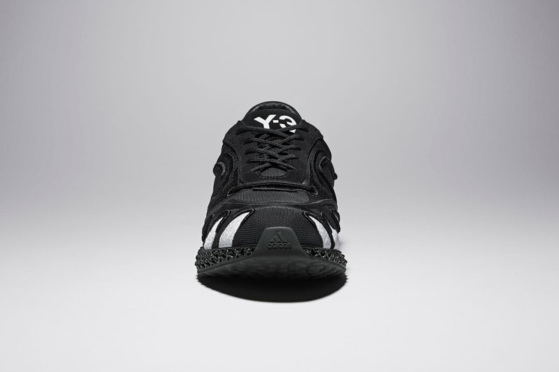 Y-3 为 RUNNER 4D 推出全新暗黑配色