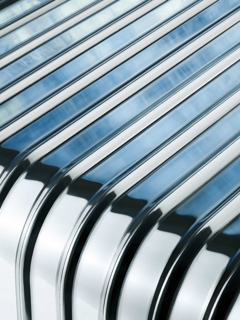 Moncler x RIMOWA 全新「REFLECTION」主题联名行李箱登场