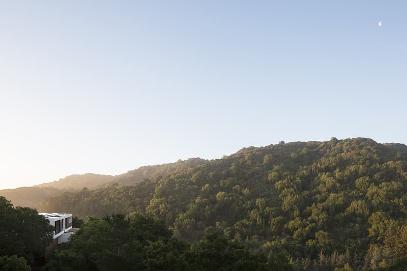 走進揉和大自然與人類精緻工藝住宅：Slot House