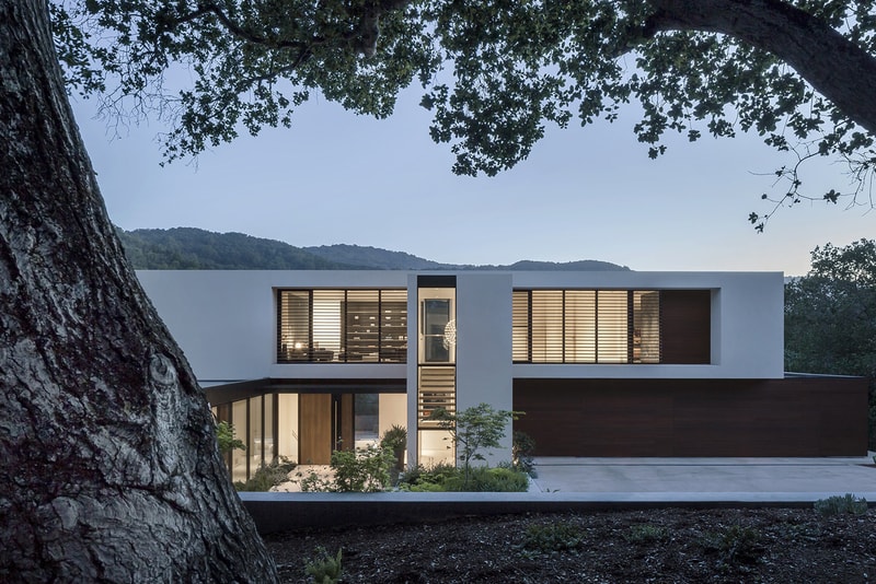 走進揉和大自然與人類精緻工藝住宅：Slot House