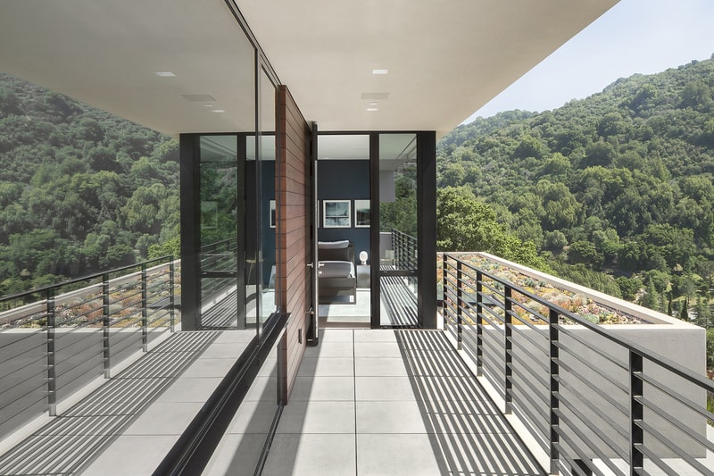走進揉和大自然與人類精緻工藝住宅：Slot House