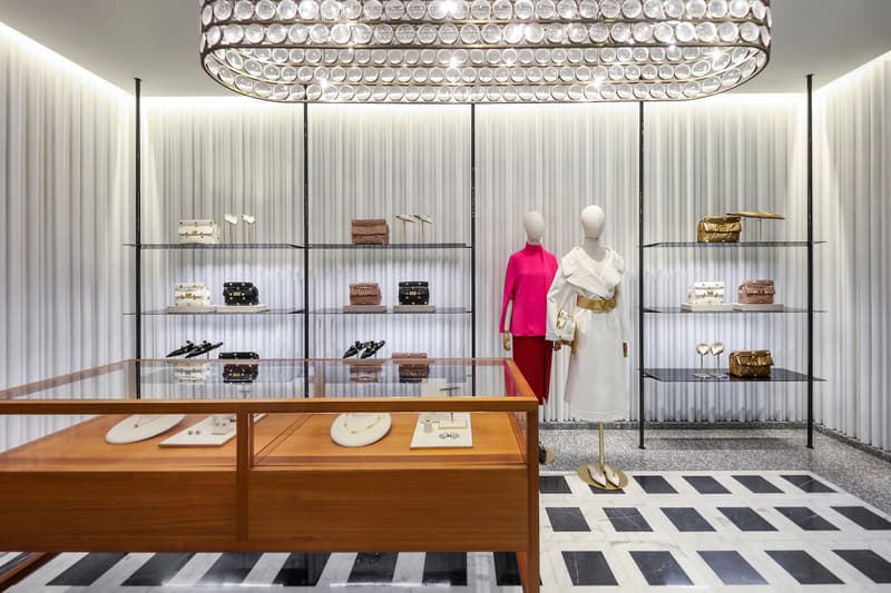 VALENTINO 2021 早春系列及 Romanstud 包款正式发布