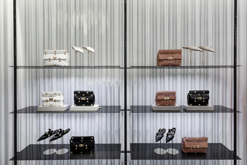 VALENTINO 2021 早春系列及 Romanstud 包款正式发布