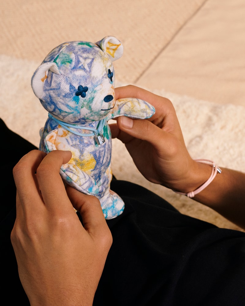 Louis Vuitton 携手 UNICEF 推出新款 Silver Lockit 手链与 Doudou Louis 泰迪熊
