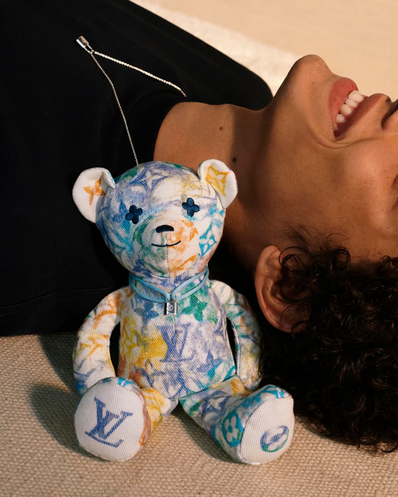 Louis Vuitton 携手 UNICEF 推出新款 Silver Lockit 手链与 Doudou Louis 泰迪熊