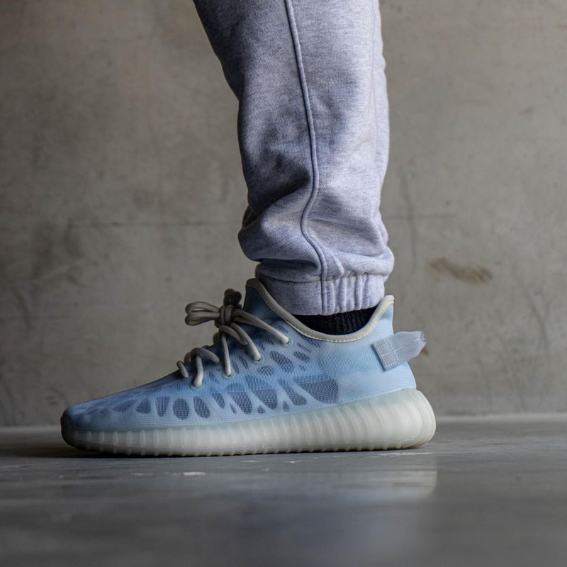 adidas YEEZY BOOST 350 V2 最新配色「Mono Ice」上腳圖輯率先曝光