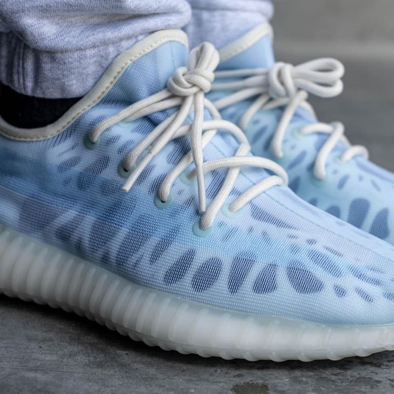 adidas YEEZY BOOST 350 V2 最新配色「Mono Ice」上腳圖輯率先曝光