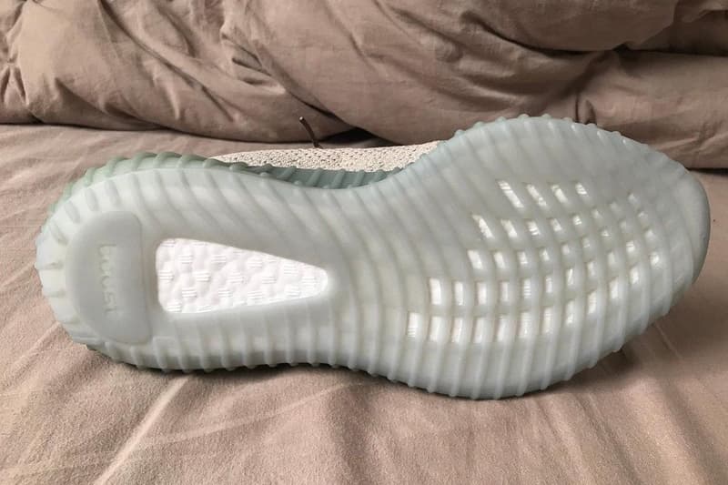 adidas YEEZY BOOST 350 V2 最新配色「Bone/Blue」鞋款率先曝光