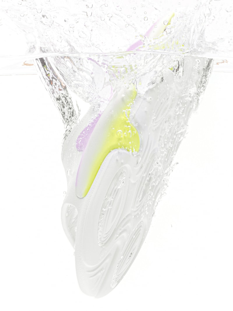EQUALIZER OASIS 拖鞋推出全新白紫绿限定配色