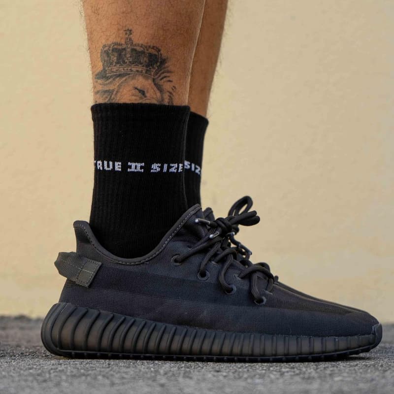 率先預覽 YEEZY BOOST 350 V2 最新配色「Mono Black」上腳圖輯