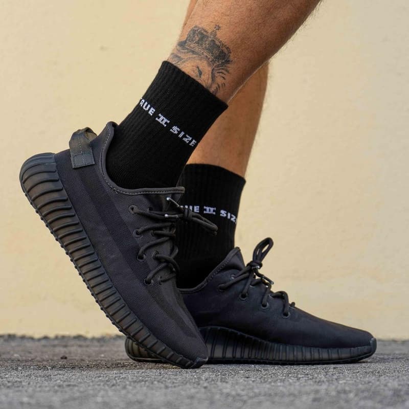 率先預覽 YEEZY BOOST 350 V2 最新配色「Mono Black」上腳圖輯