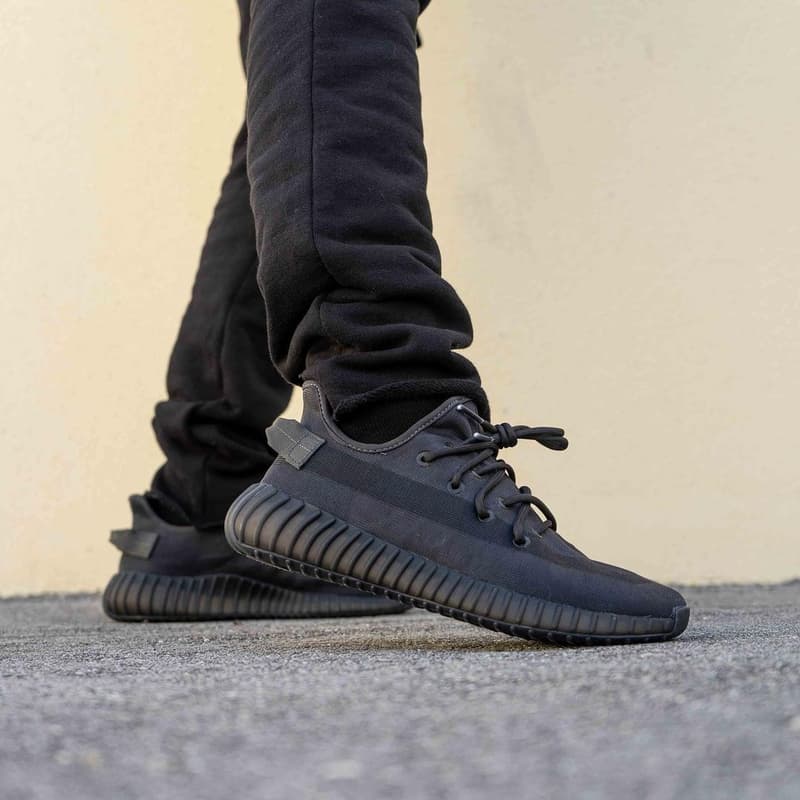 率先預覽 YEEZY BOOST 350 V2 最新配色「Mono Black」上腳圖輯
