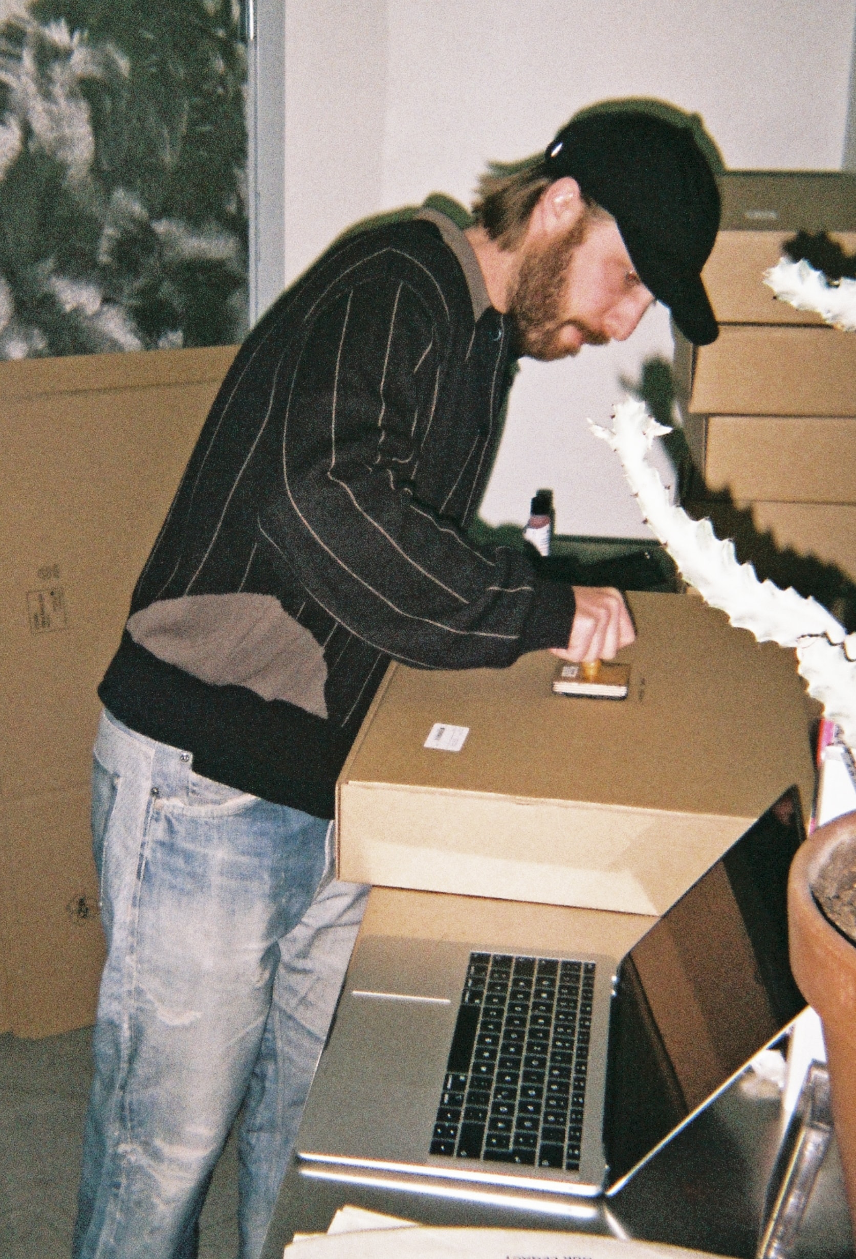 瑞典时装品牌 OUR LEGACY 成员用镜头记录下工作室的一天