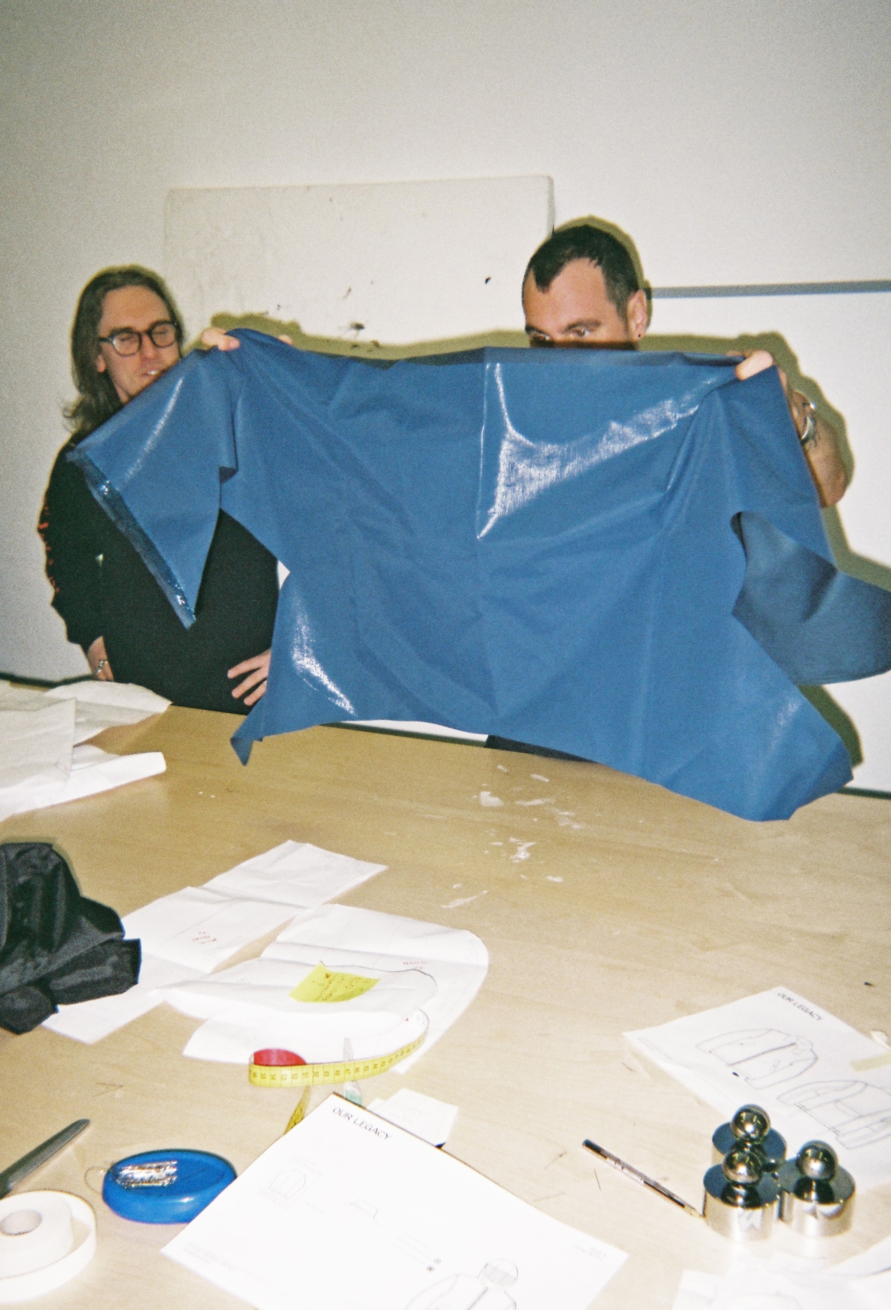 瑞典時裝品牌 OUR LEGACY 成員用鏡頭記錄下工作室的一天