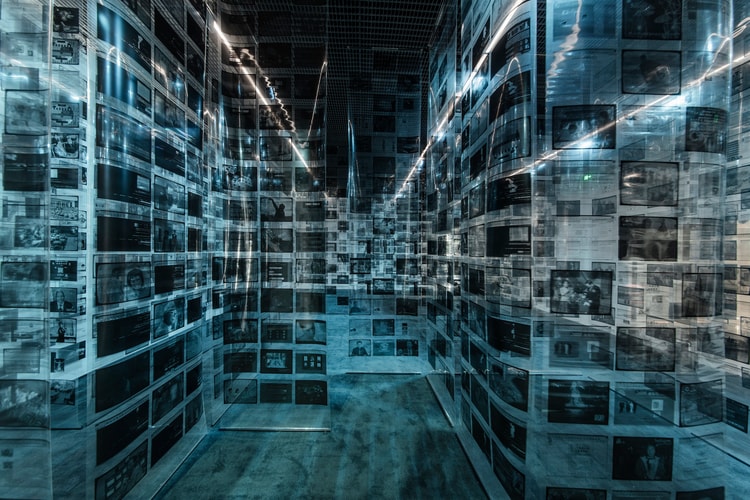 率先走进 UCCA Edge 开馆展「激浪之城: 世纪之交的艺术与上海」