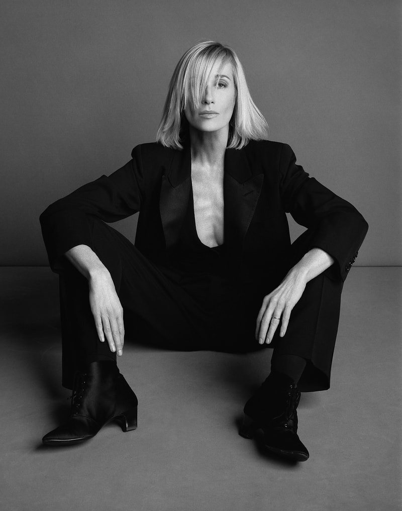走进 YVES SAINT LAURENT 致敬 BETTY CATROUX 主题展览上海站