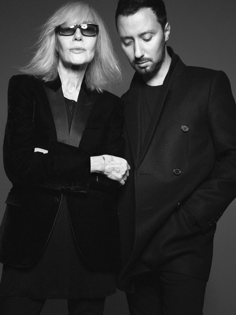 走进 YVES SAINT LAURENT 致敬 BETTY CATROUX 主题展览上海站