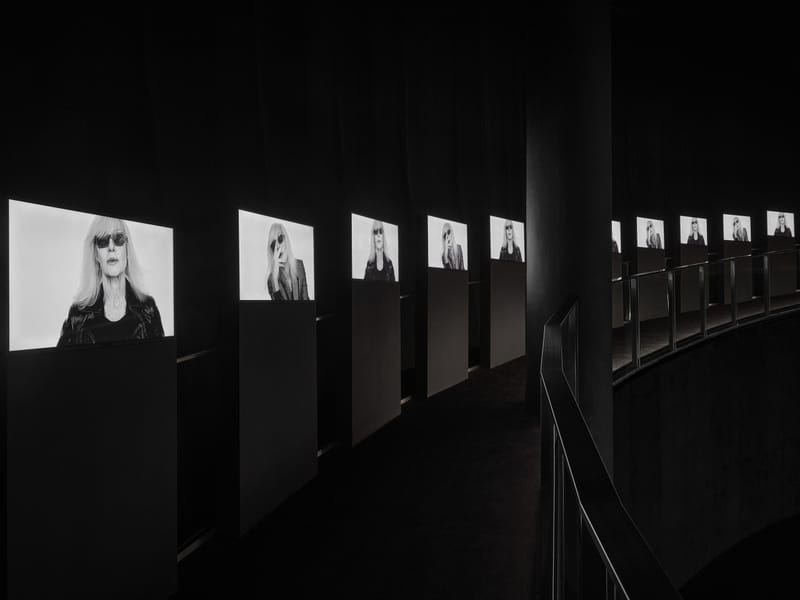 走进 YVES SAINT LAURENT 致敬 BETTY CATROUX 主题展览上海站