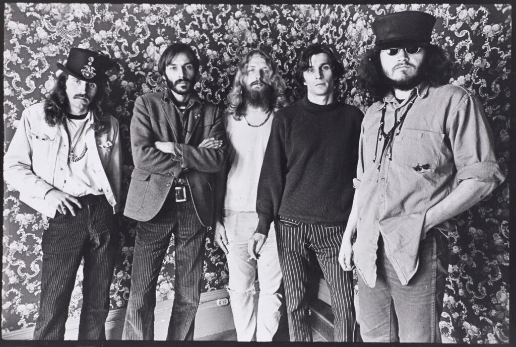 Grateful Dead 与他们的「骷髅玫瑰」如何开启嬉皮士们的致幻艺术？| Cover Art