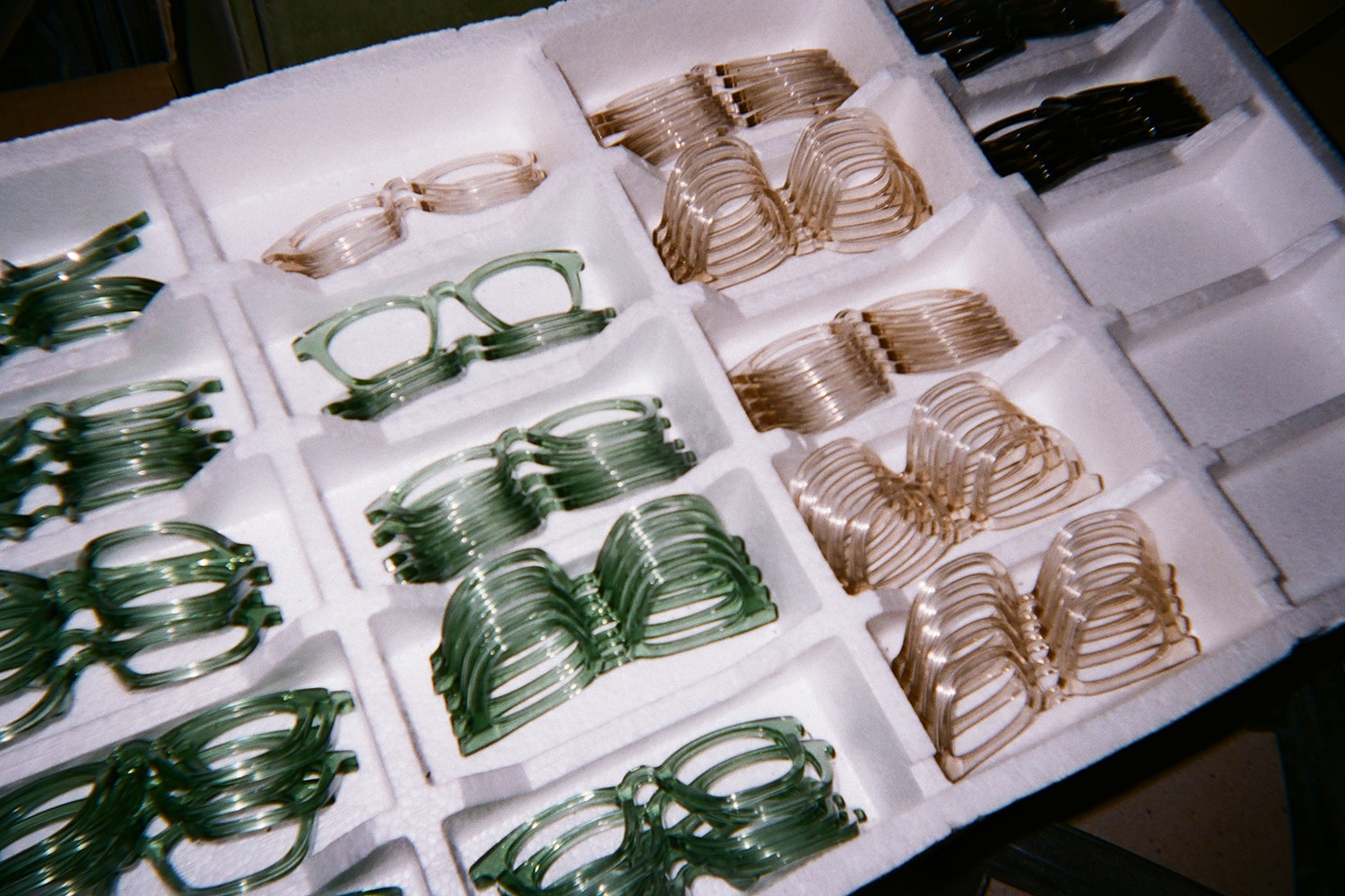 Manual Exposure: Native Sons 主理人 Tommy O’Gara 用镜头记录眼镜制造的幕后工序