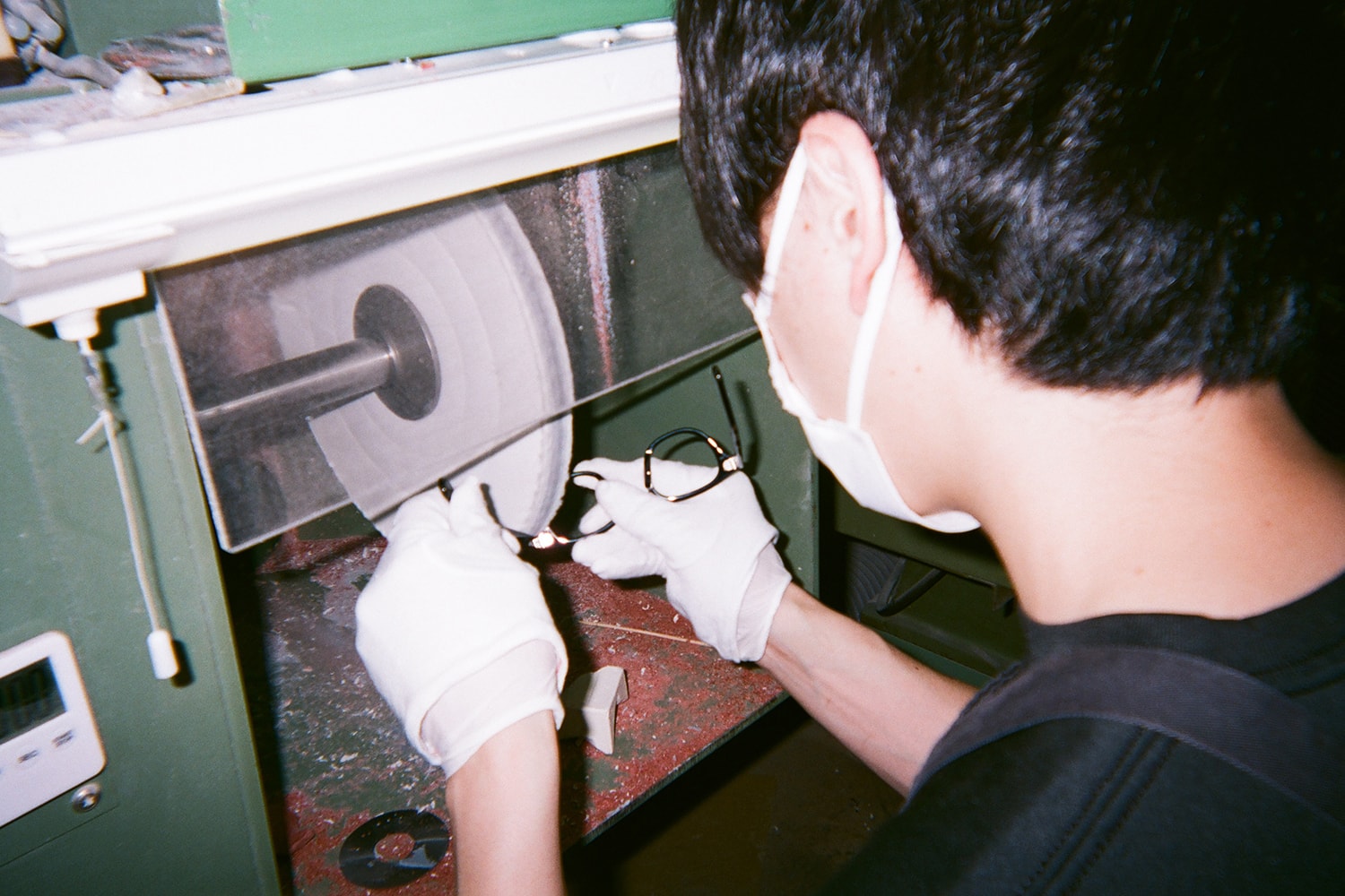 Manual Exposure: Native Sons 主理人 Tommy O’Gara 用镜头记录眼镜制造的幕后工序