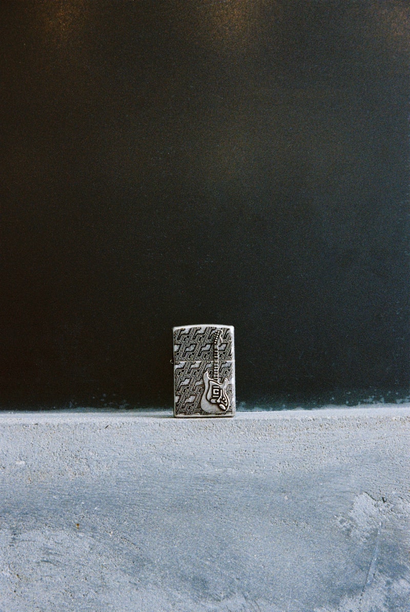 C2H4 携手 Zippo 打造联名仿古银吉他打火机