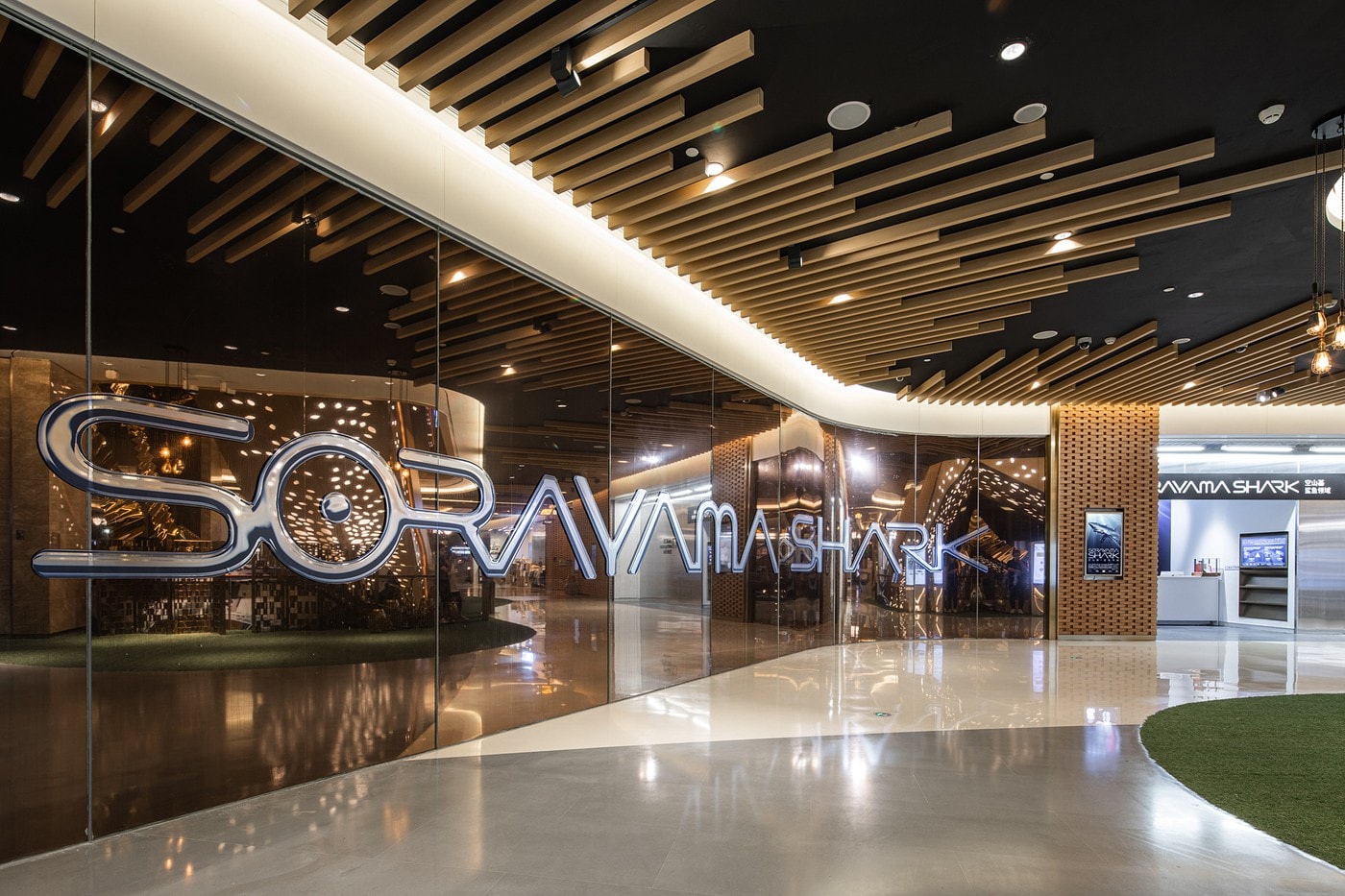 空山基:情色金属冲动源头、泡沫经济与运气