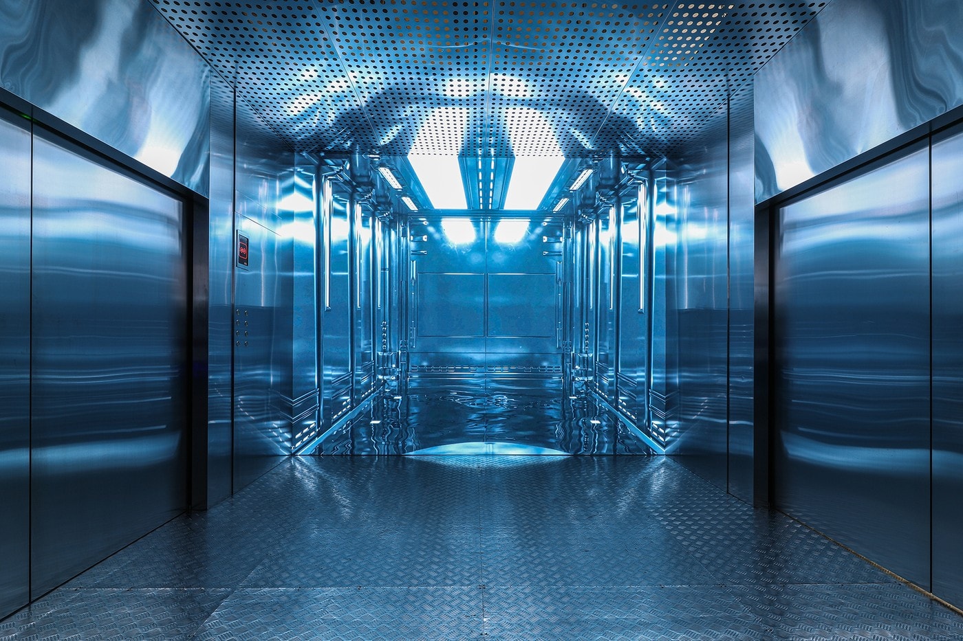 空山基:情色金属冲动源头、泡沫经济与运气