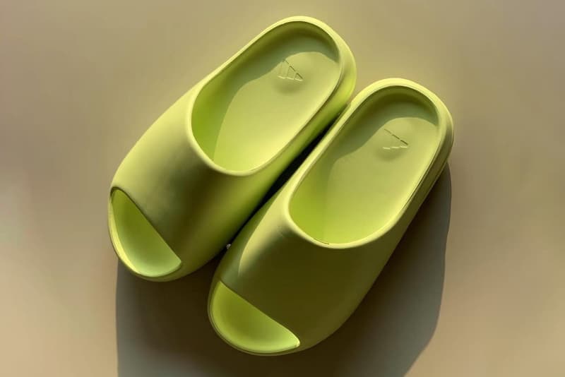 率先近赏 adidas YEEZY SLIDE「Glow Green」全新荧光配色
