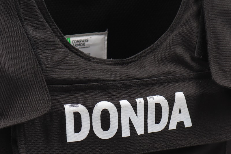 Kanye West 著用「DONDA」防彈背心以高達 $20,000 美元售出