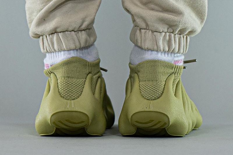 率先近赏 adidas YEEZY 450 全新配色「Dark Sulfur」上脚图辑