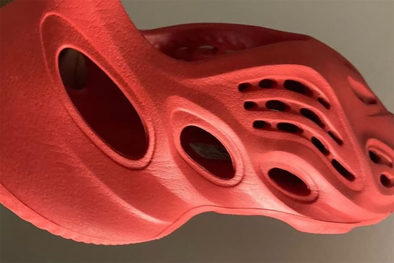 率先預覽 adidas YEEZY Foam Runner 最新配色「Vermillion」