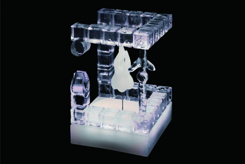 艺术家小龙花打造「火中的鸟鸣」雕塑